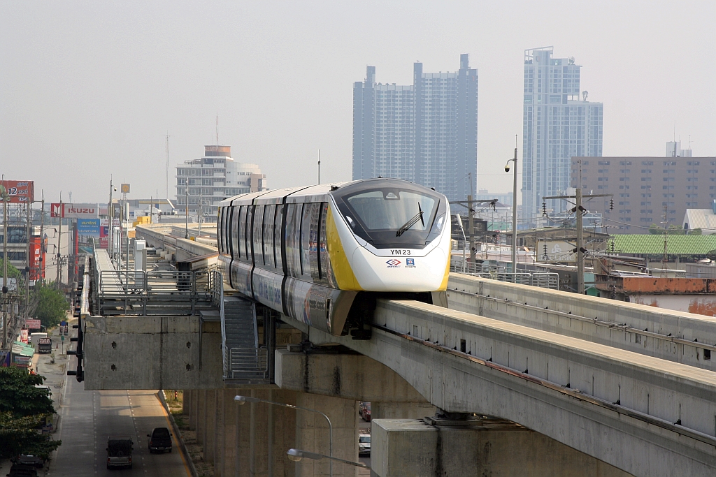 MRT YM23 (Hersteller: Bombardier Transportation + CRRC Nanjing Puzhen, Type Innovia Monorail 300) nähert sich am 11.Dezember 2023 der Samrong Station (YL23).
