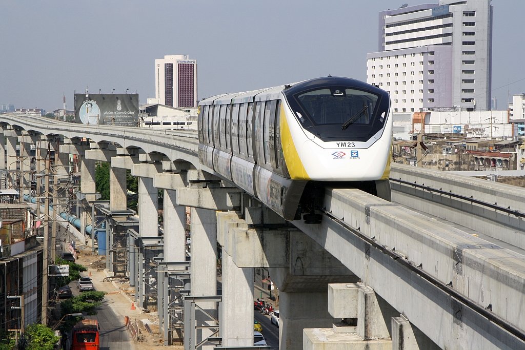 MRT YM23 (Hersteller: Bombardier Transportation + CRRC Nanjing Puzhen, Type Innovia Monorail 300) hat am 11.Dezember 2023 die Yaek Lam Sali Station (YL09) in Richtung Bang Kapi Station (YL08) verlassen.