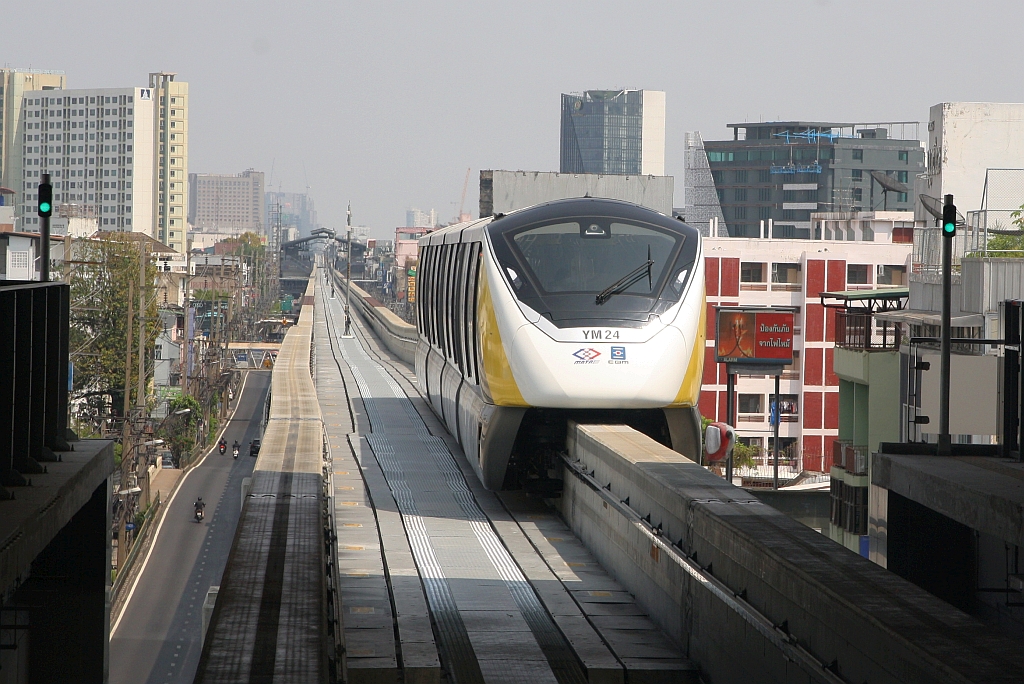 MRT YM24 (Hersteller: Bombardier Transportation + CRRC Nanjing Puzhen, Type Innovia Monorail 300) fährt am 25.März 2024 in die Phawana Station (YL02) ein.