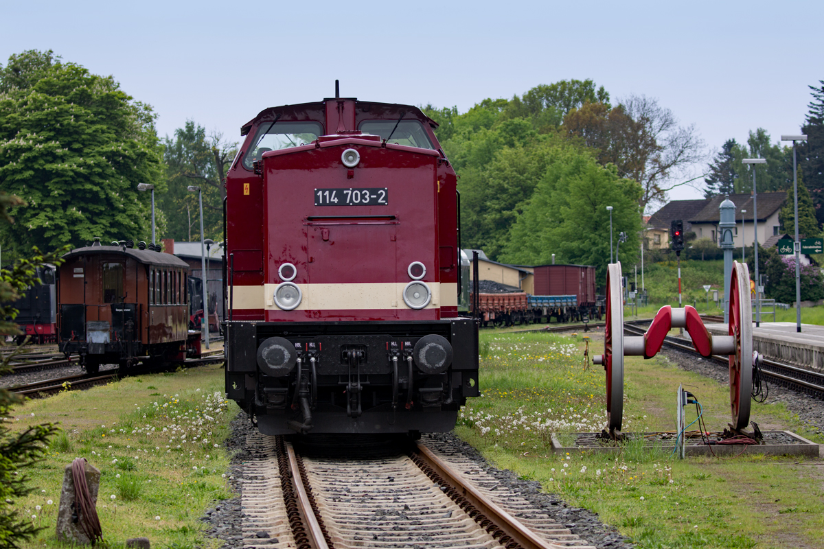 MTEG Lok 114 703 mit DR Reisezugwagen in Putbus abgestellt. - 12.05.2018
