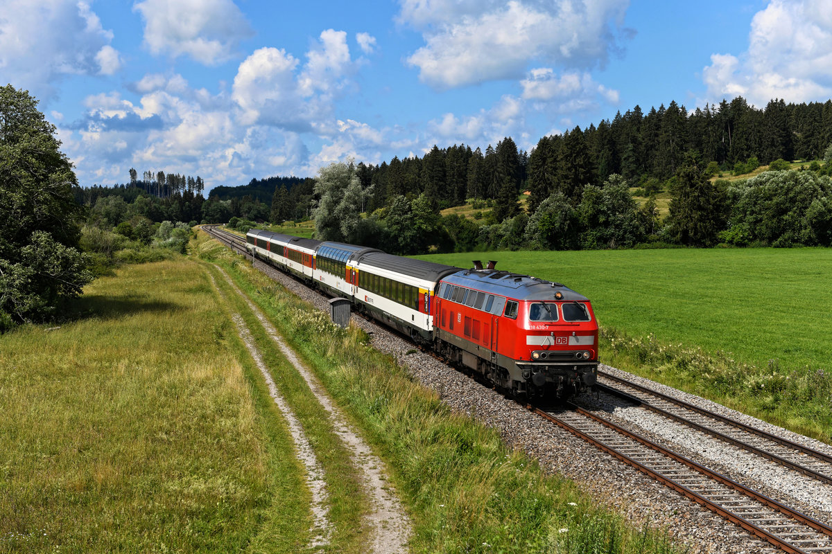 Mühldorfs Schönste  ist für mich die 218 430. Mit ihrem gepflegten Lack und dem unlackierten Trittrost an der Front ist die Maschine auch von der Ferne leicht zu identifizieren. Am 12. Juli 2020 begegnete sie mir mit dem EC 191 auf der Fahrt nach München HBF bei Ruderatshofen im Ostallgäu.