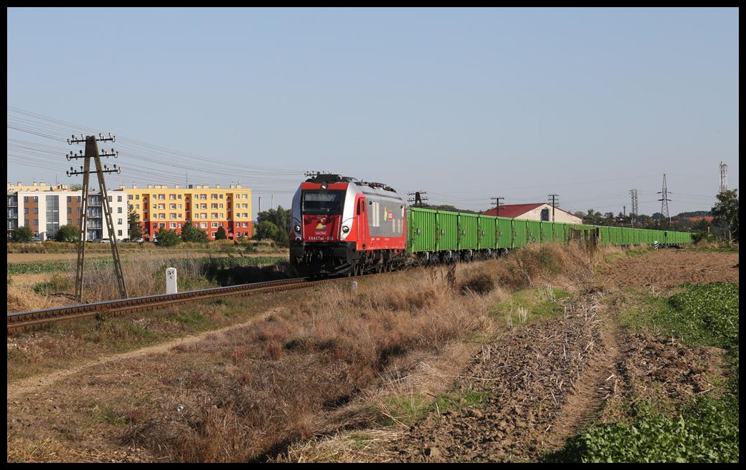 Mühsam quält sich hier die Elektro Zweikraft Lok E6ACTad-026 mit einem schweren Kohlezug am 9.9.2021 um 16.42 Uhr bei Jawor auf die Strecke nach Liegnitz. 