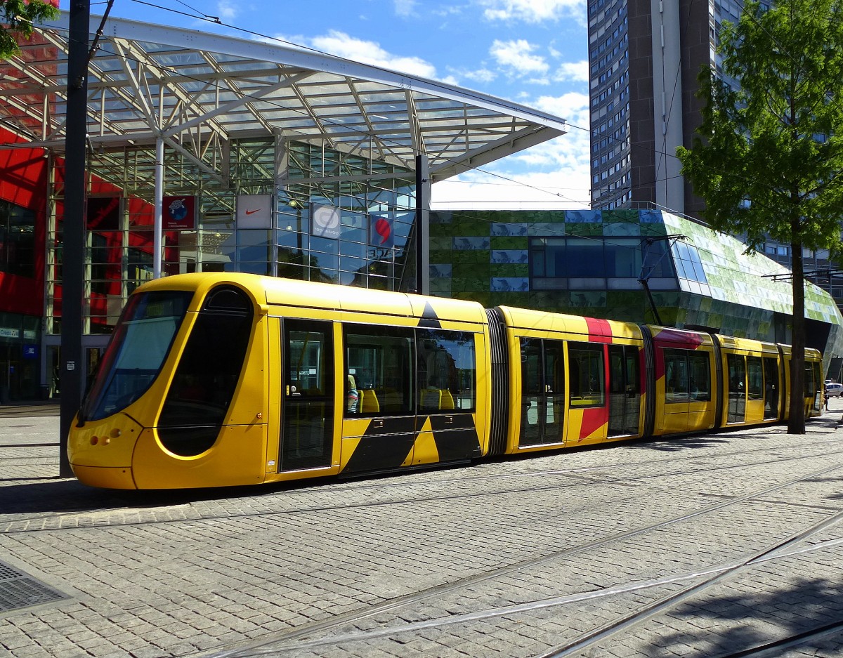 Mlhausen (Mulhouse), reklamefreie Straenbahn im Stadtzentrum, Mai 2014