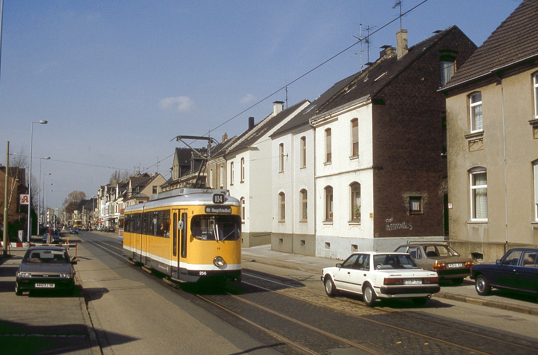 Mülheim Tw 256 in der Zeppelinstraße, 26.03.1987.
