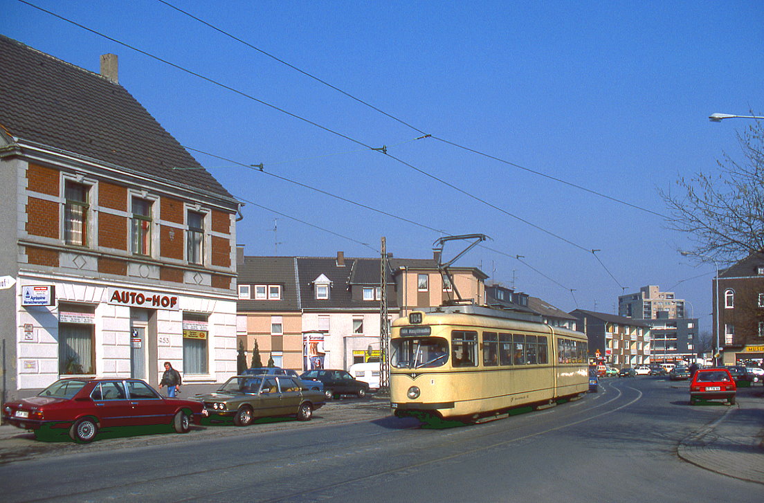 Mlheim Tw 262 in der Aktienstrae mit einem Kurs der Linie 104 in Richtung Stadtmitte, 07.03.1987.