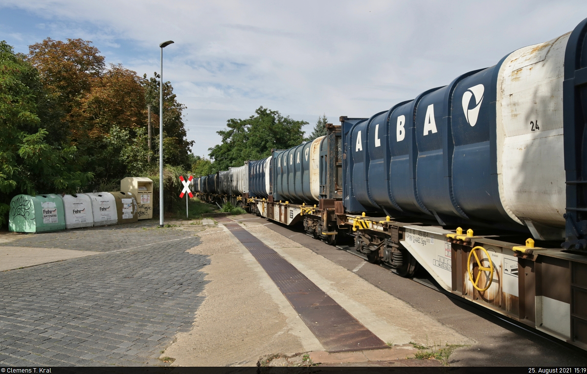 Müllcontainer der Alba Group queren auf Containertragwagen mit der Bezeichnung  Sgns <sup>113</sup>  die Atzendorfer Straße in Staßfurt. Sie gehen dreimal wöchentlich zur hiesigen Müllverbrennungsanlage.

🧰 VTG AG
🕓 25.8.2021 | 15:19 Uhr