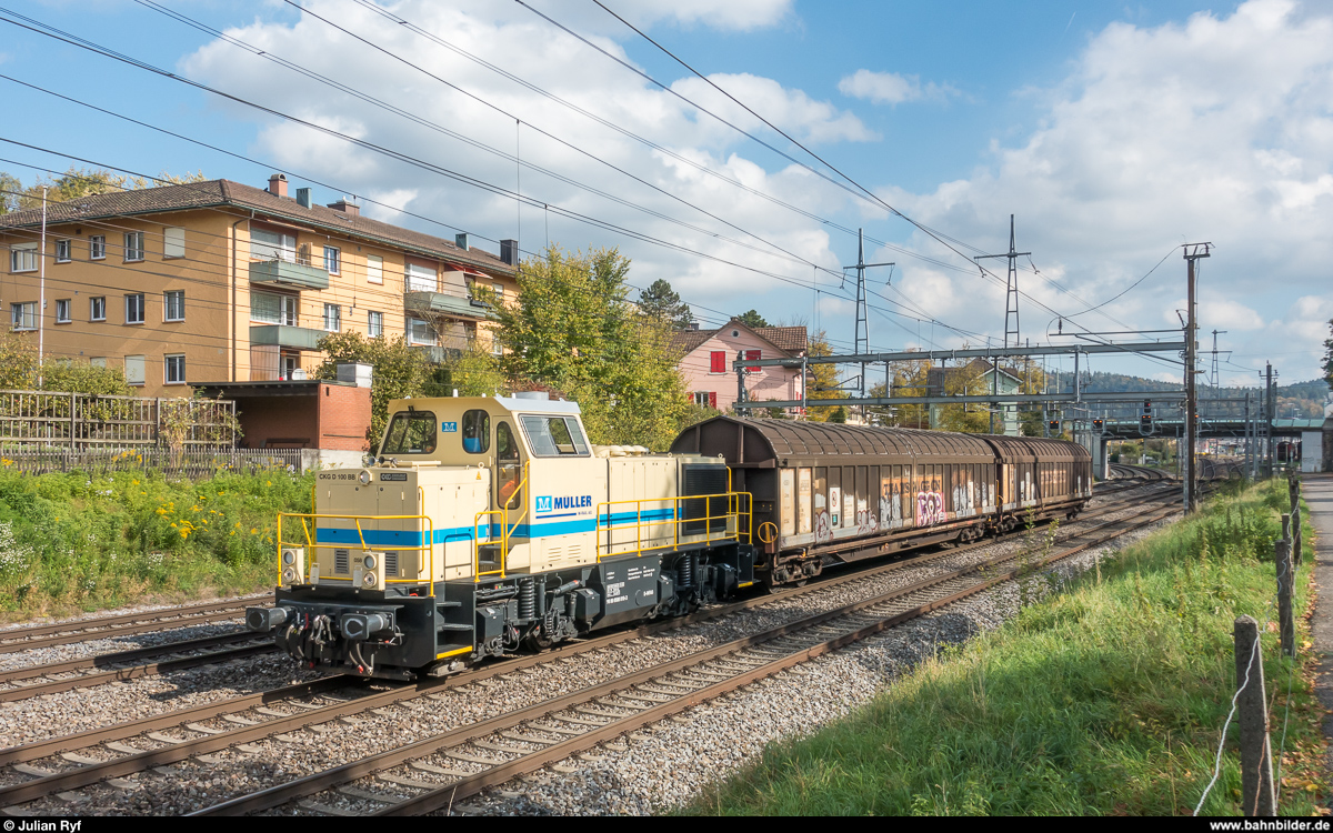 Müller Gleisbau 580 010 verlässt am 12. Oktober 2017 mit einem kurzen Güterzug den Bahnhof Winterthur Grüze.