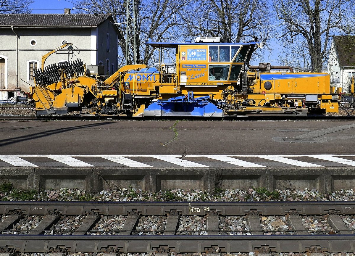 Müllheim (Baden), Gleisbaumaschine abgestellt im Bahnhofsbereich, vom Bahnsteig 1 gesehen, April 2021