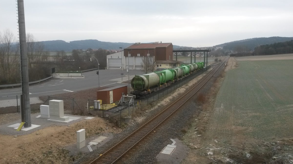 Müllladestation Willmering(Oberpfalz/Ostbayern). Spezialtransportwaggons zum Weitertransport in die Müllverbrennungsanlage Schwandorf. Trotz der geringen Entfernung von nur 48km wird der Müll mit der Bahn und nicht mit Lkw transportiert (es geht wenn mann will!!).