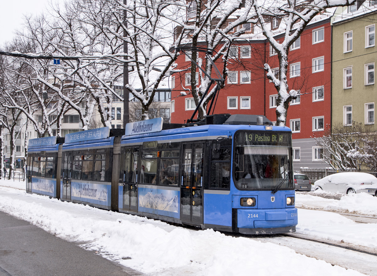 München 

Auch auf der Linie 19 sieht man noch ein paar R2.2, wie hier 2144 in der Lautensackstraße, 11.01.2019. 