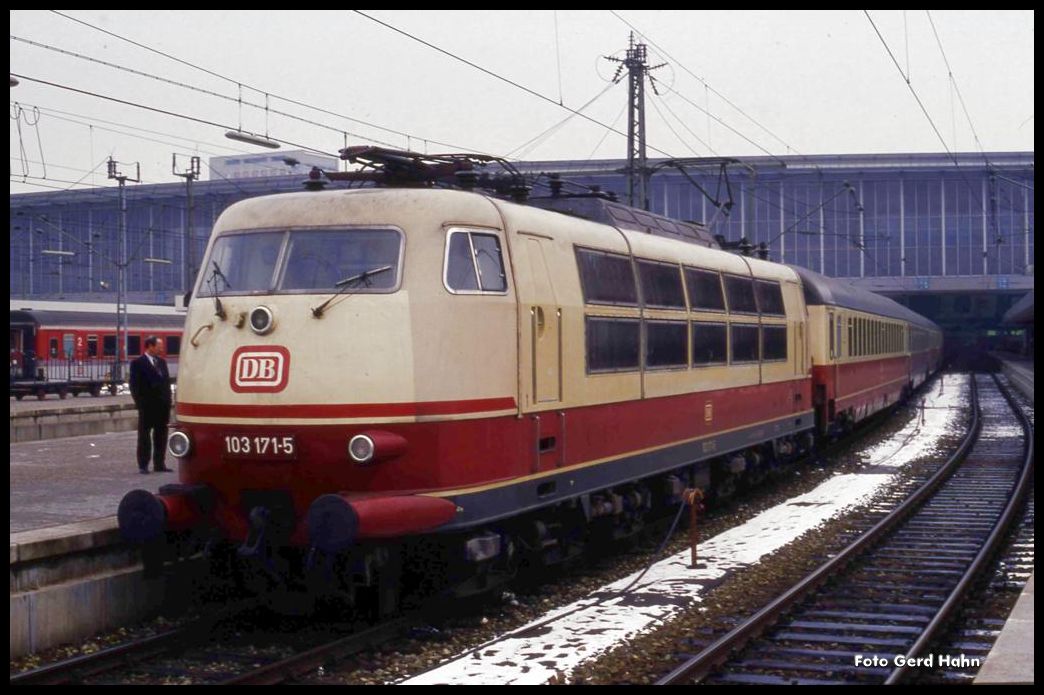 München HBF am 22.1.1991: 103171 steht abfahrbereit vor dem EC 12  Blauer Enzian  um 14.18 Uhr nach Dortmund.