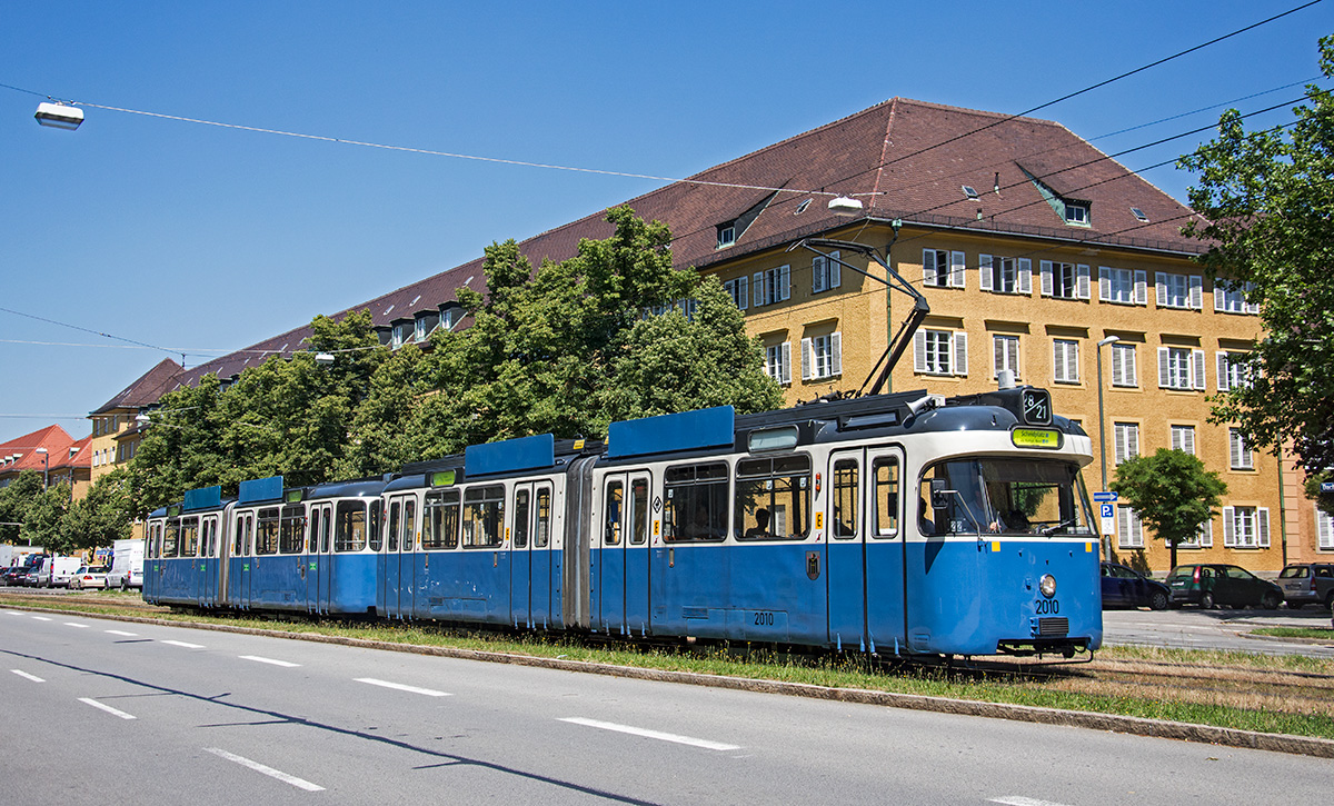 München MVG P-Wagen 2010 + 3037 als Linie 28/21 in der Bostei, 20.07.2016. 