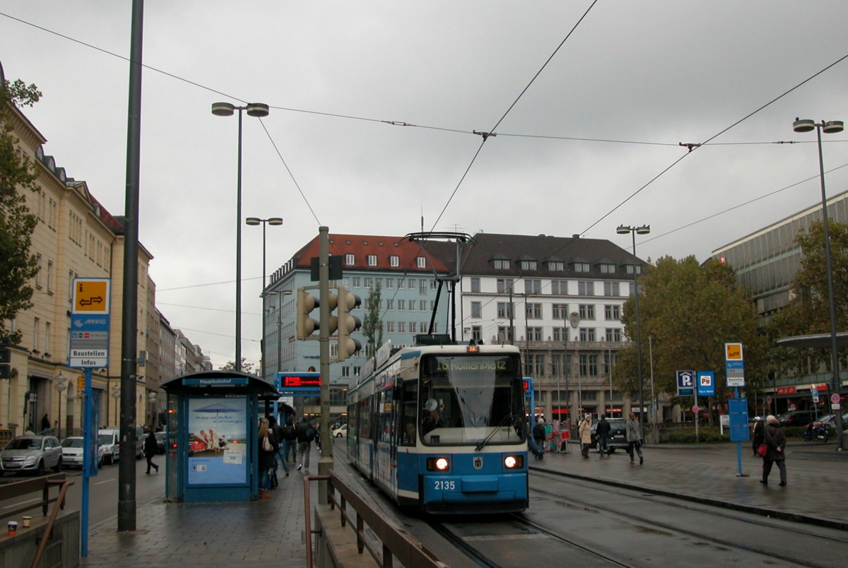 München MVG SL 16 (R2.2 2135) Hauptbahnhof am 18. Oktober 2010.