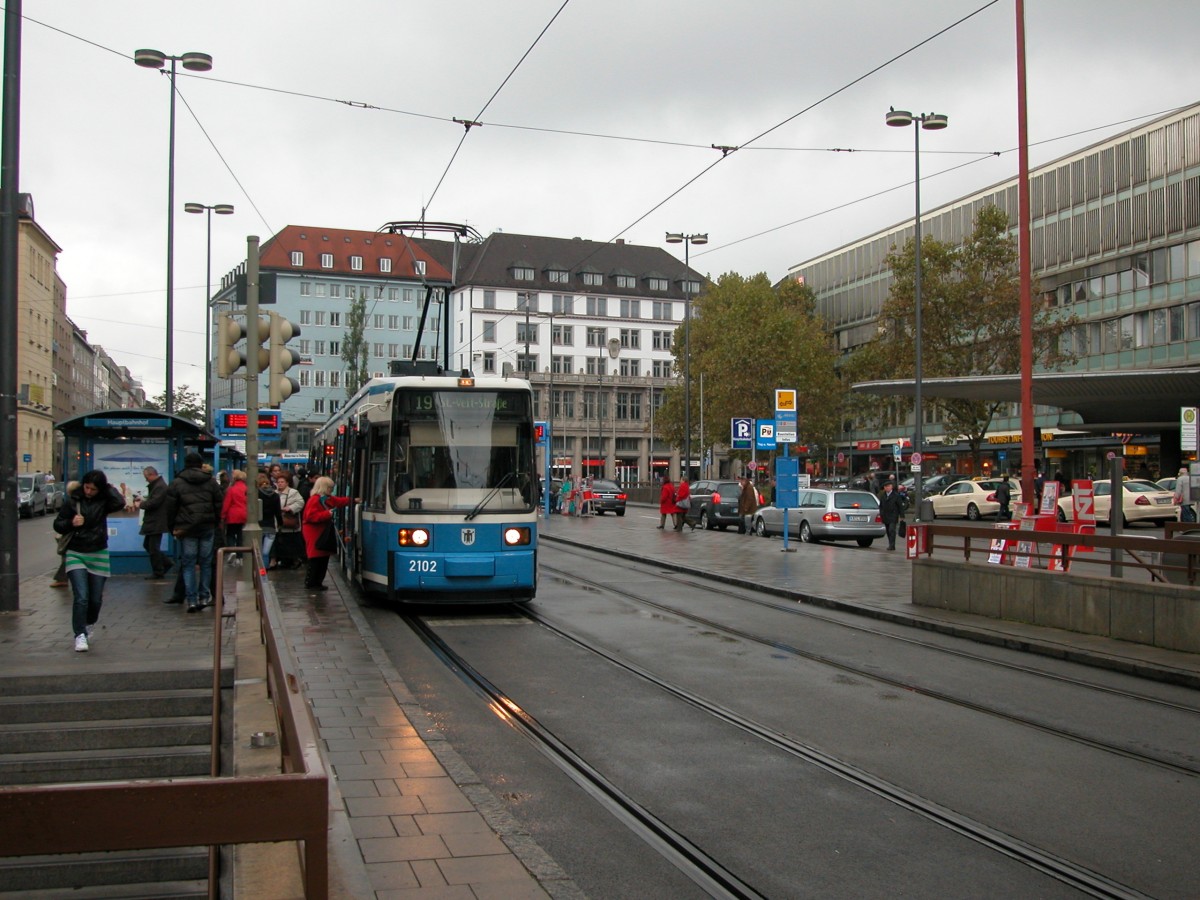München MVG SL 19 (R2.2 2102) Hauptbahnhof am 18. Oktober 2010.
