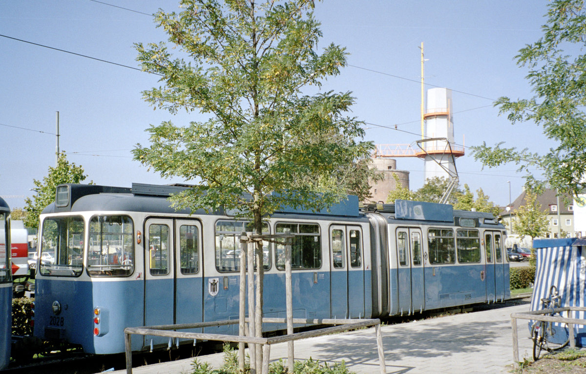 München MVG SL 27 (P3.16 2028) Petuelring am 16. Oktober 2006. - Scan eines Farbnegativs. Film: Kodak FB 200-6. Kamera: Leica C2.