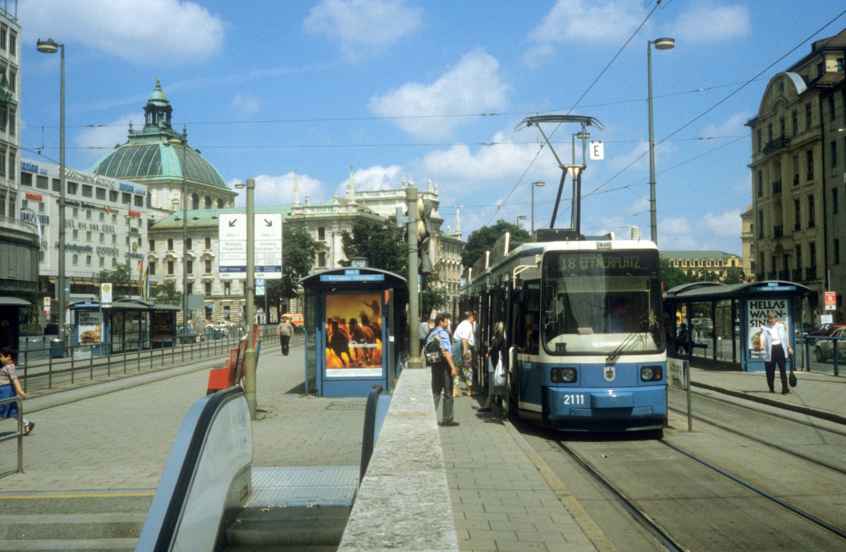 München MVG Tram 18 (GT6N 2111) Karlsplatz im Juli 1998.
