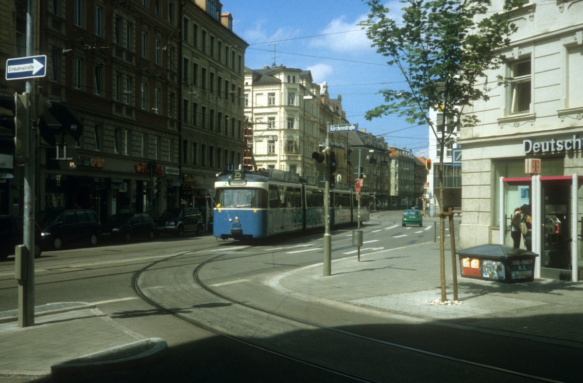 München MVG Tram 25 (P3 2042) Innere Wiener Strasse / Kirchenstrasse im Juli 1998. 