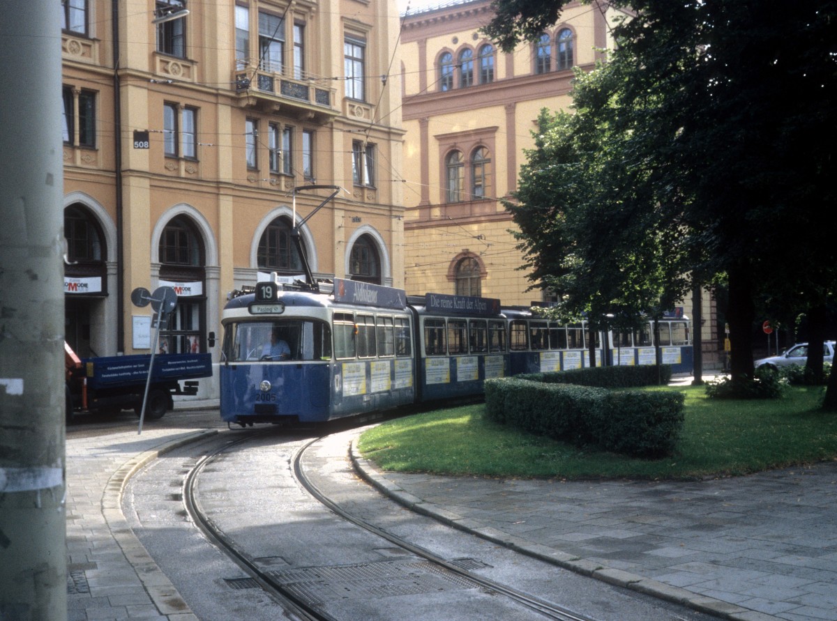 München MVV Tram 19 (P3 2005 + p3 3005) Maxmonument am 12. Juli 2005.