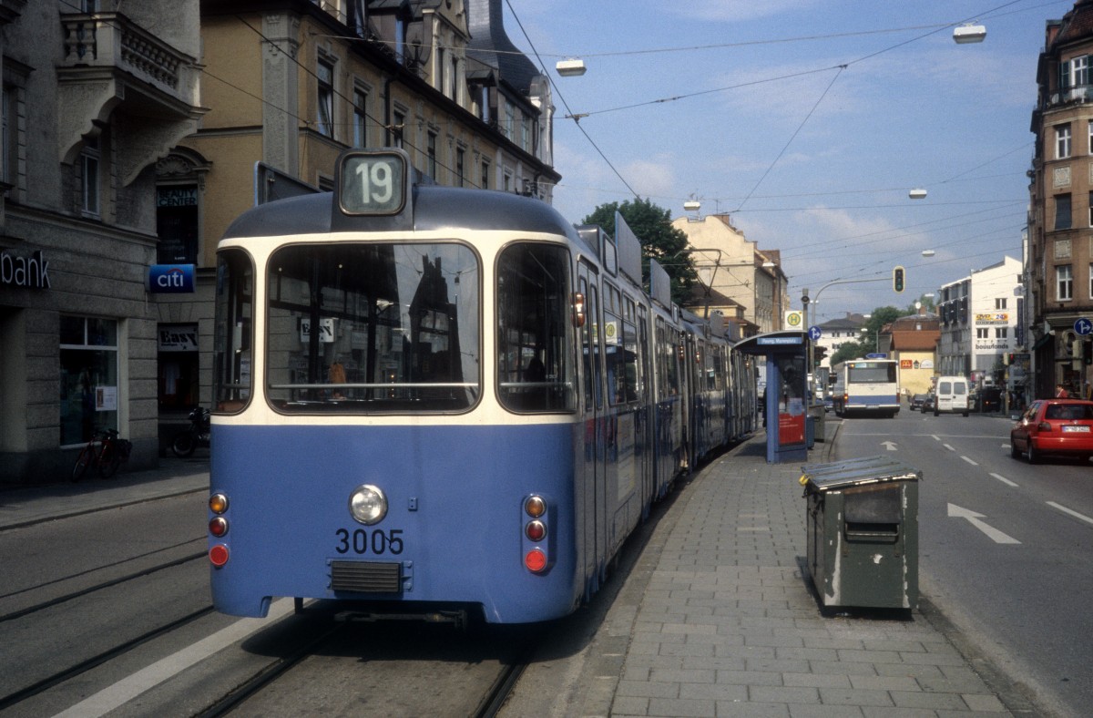 München MVV Tram 19 (p3 3005 + P3 2005) Pasing, Landsberger Strasse / Marienplatz am 12. Juli 2005.