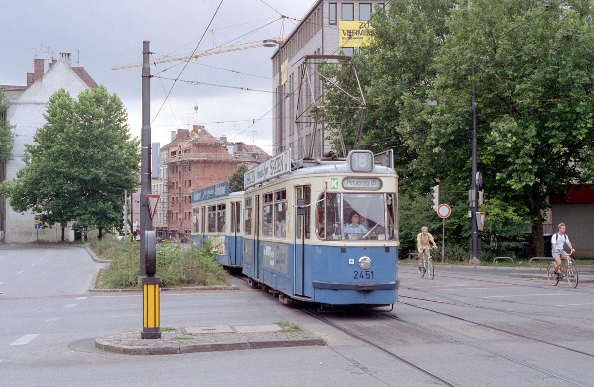 München MVV Tramlinie 18 (M4.65 2451) Sendlinger-Tor-Platz / Lindwurmstraße im Juli 1992. - Scan eines Farbnegativs. Film: Kodak Gold 200-3. Kamera: Minolta XG-1.