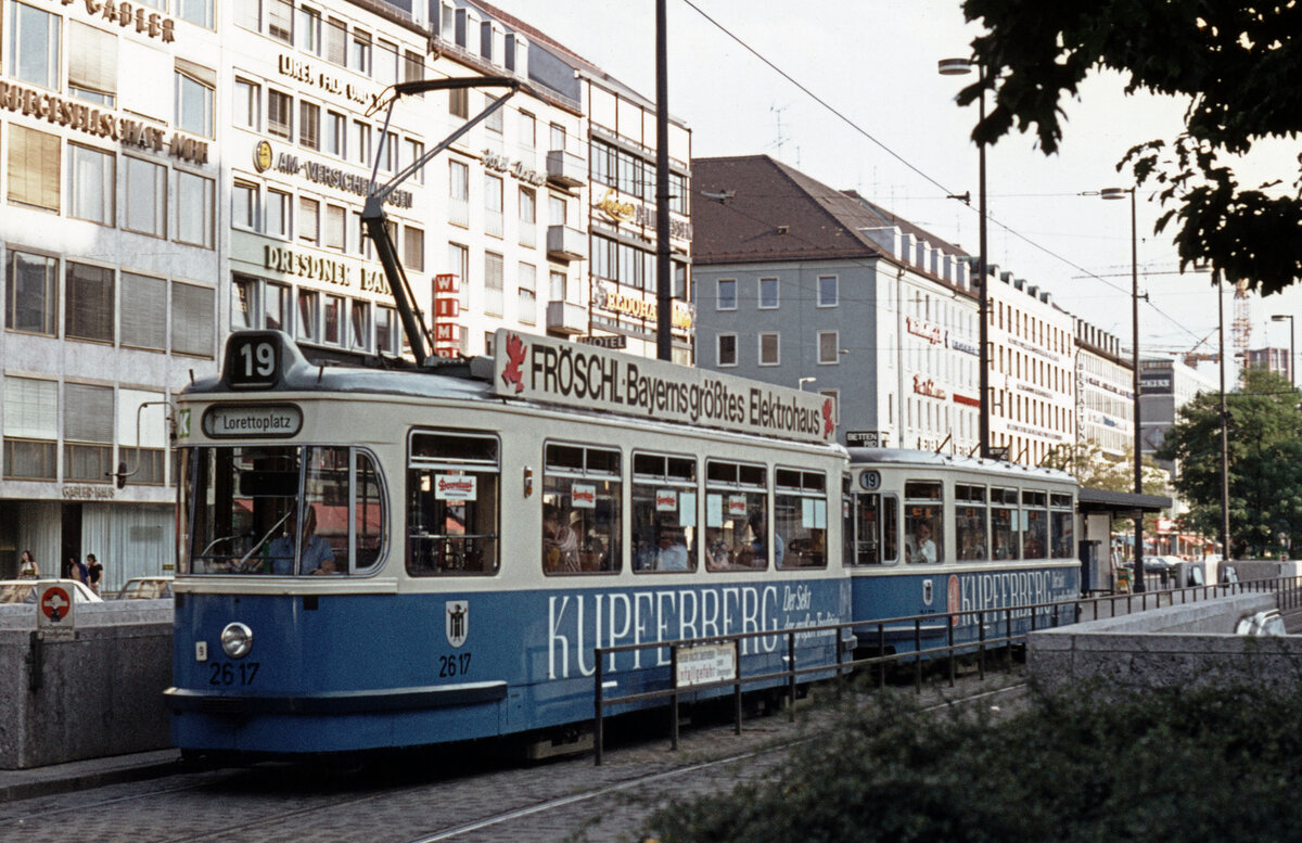 München MVV Tramlinie 19 (M5.65 2617) Karlsplatz (Stachus) am 17. August 1974. - Scan eines Diapositivs. Kamera: Minolta SRT-101.