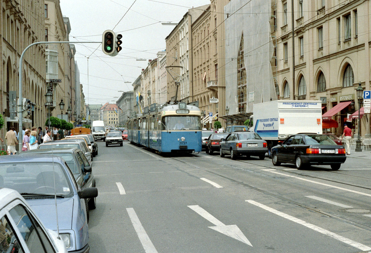 München MVV Tramlinie 19 (P3.16 2037) Maximilanstraße am 16. Juli 1987. - Scan eines Farbnegativs. Film: Kodak GB 200. Kamera: Minolta XG-1.