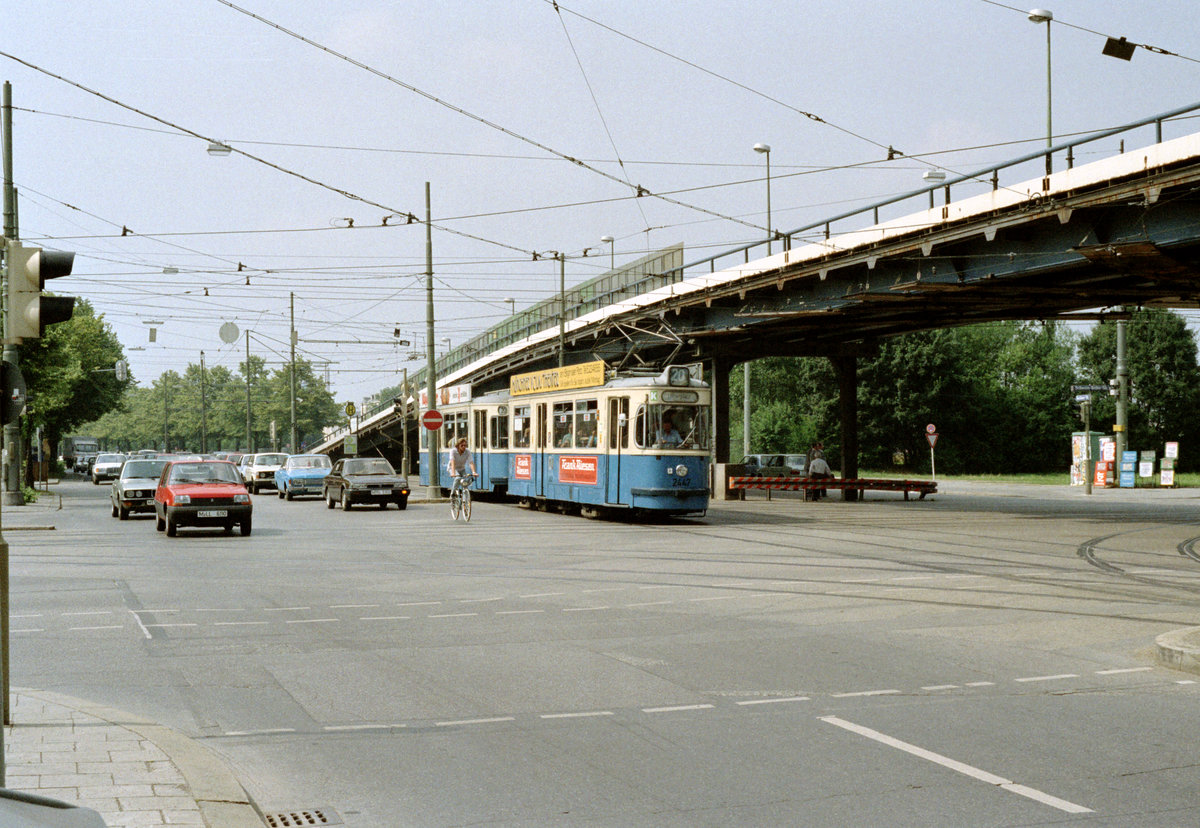 München MVV Tramlinie 20 (M4.65 2442) Leonrodplatz am 16. Juli 1987. - Scan eines Farbnegatvs. Film: Kodak GB 200. Kamera: Minolta XG-1.