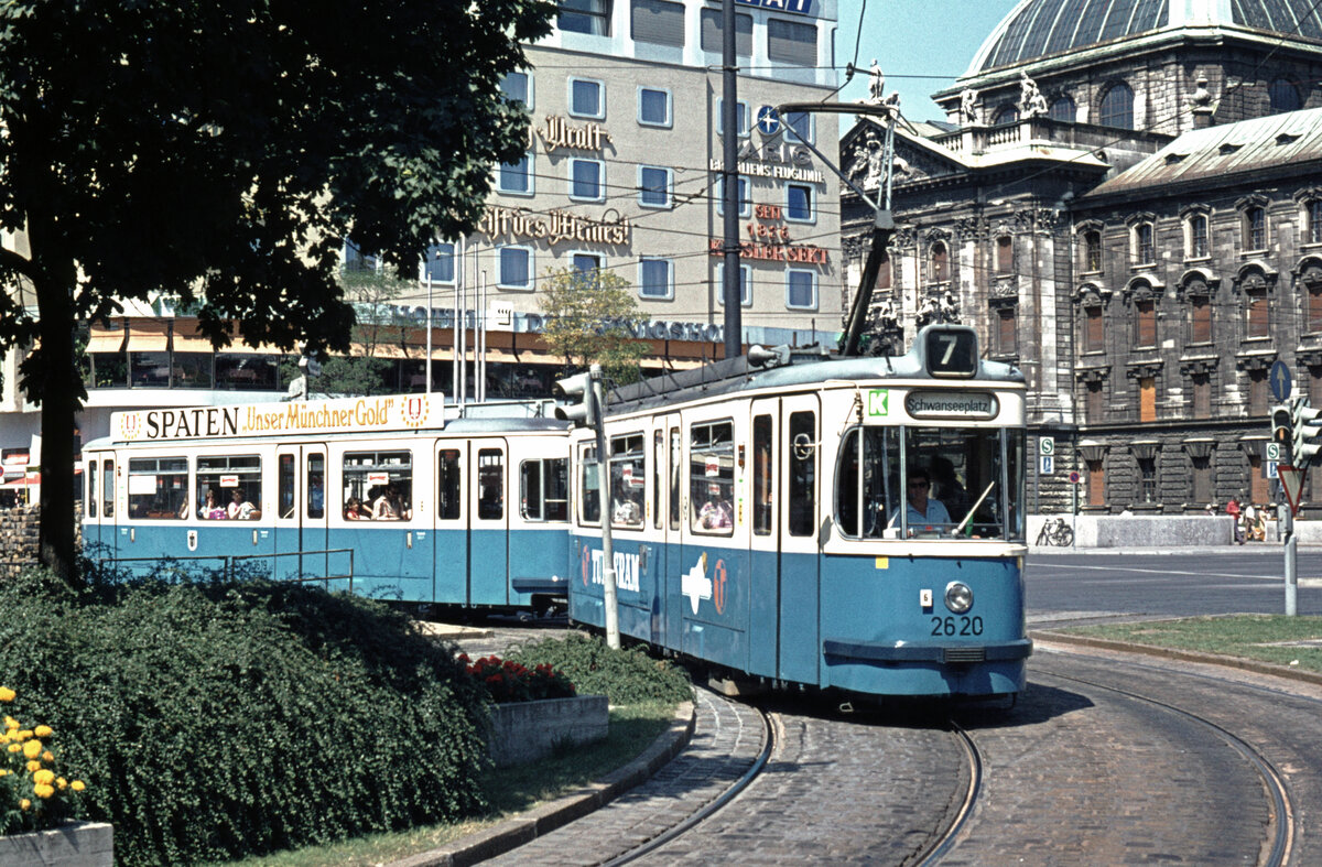 München MVV Tramlinie 7 (M5.65 2620) Karlsplatz am 17. August 1974. - Scan eines Diapositivs. Kamera: Minolta SRT-101.