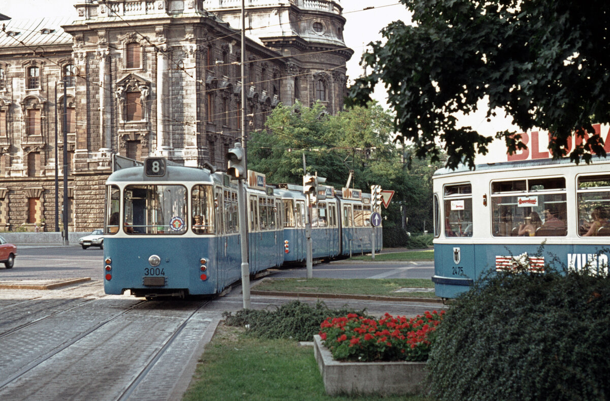 München MVV Tramlinie 8 (p3.17 3004) Karlsplatz am 17. August 1974. - Scan eines Diapositivs.