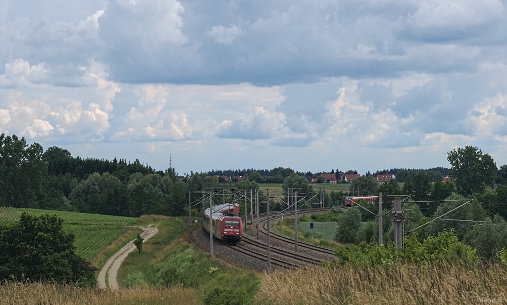München-Nürnberg-Express in lang: 2013 verkehrten noch zur HVZ neunteilige Expresszüge.
Aufgenommen am 4.7.2013 bei Petershausen