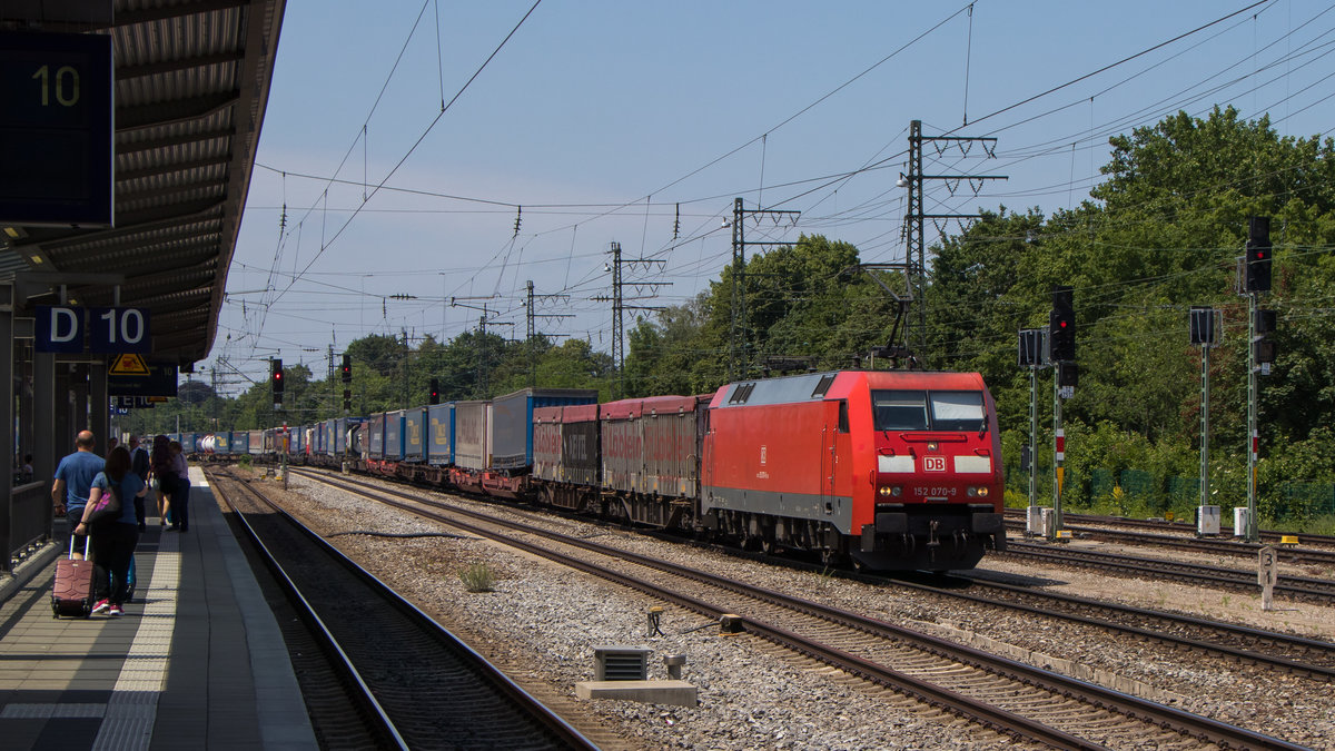 München-Pasing am 31. Mai 2018. Ein Güterzug mit 152 070-9 betritt die Bühne. 