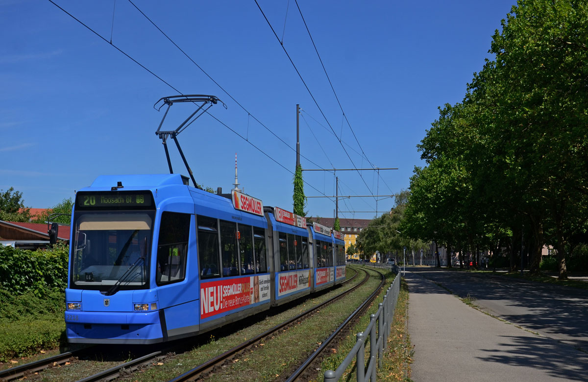 München R3.3 Wagen 2218 ist hier als Linie 20 nach Moosach unterwegs und erreicht gleich die nächste Haltestelle Westfriedhof. (22.07.2015)