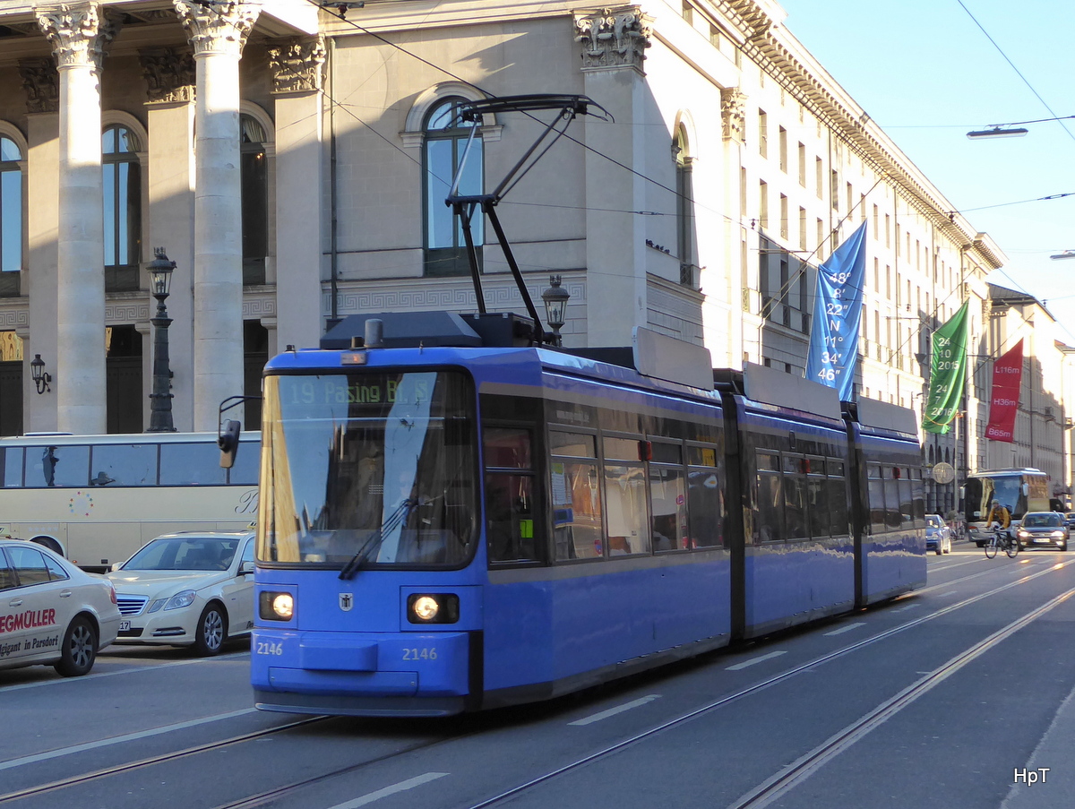 München - Strassenbahn Nr.2146 unterwegs auf der Linie 19 in der Stadt München am 06.12.2015