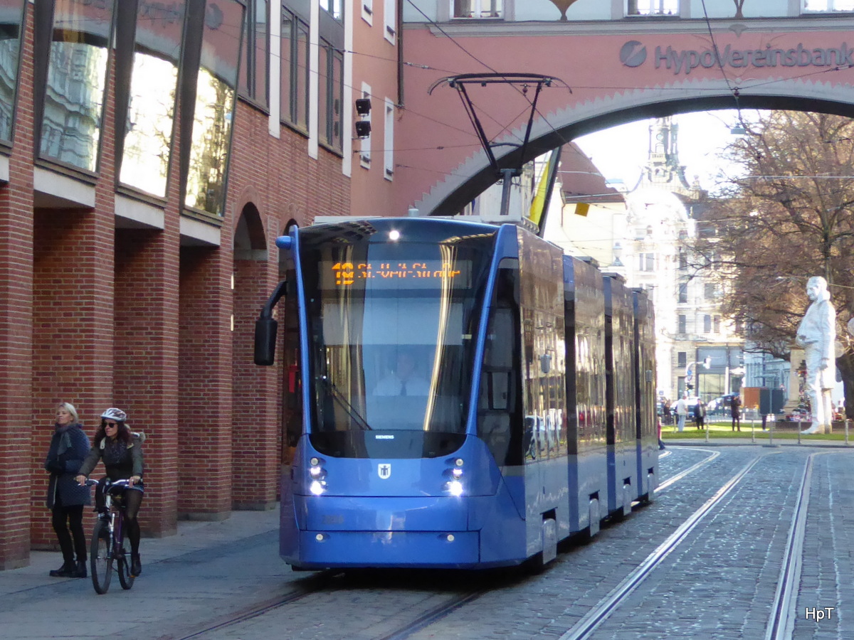 München - Strassenbahn Nr.2806 unterwegs auf der Linie 19 in der Stadt München am 06.12.2015