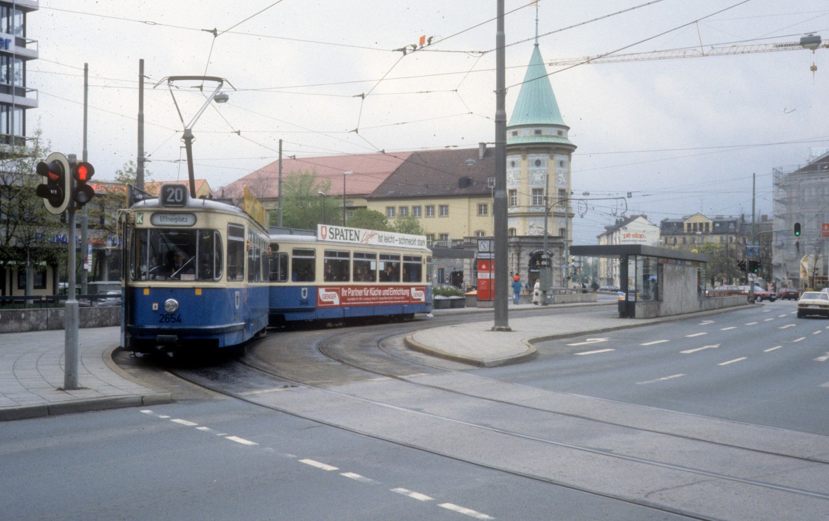München Tram 20 (M5.65 2654 + m4.65 3446) Stiglmaierplatz / Dachauer Strasse im April 1990 München Tram 20 (M5.65 2654 + m4.65 3446) Stiglmaierplatz / Dachauer Strasse im April 1990