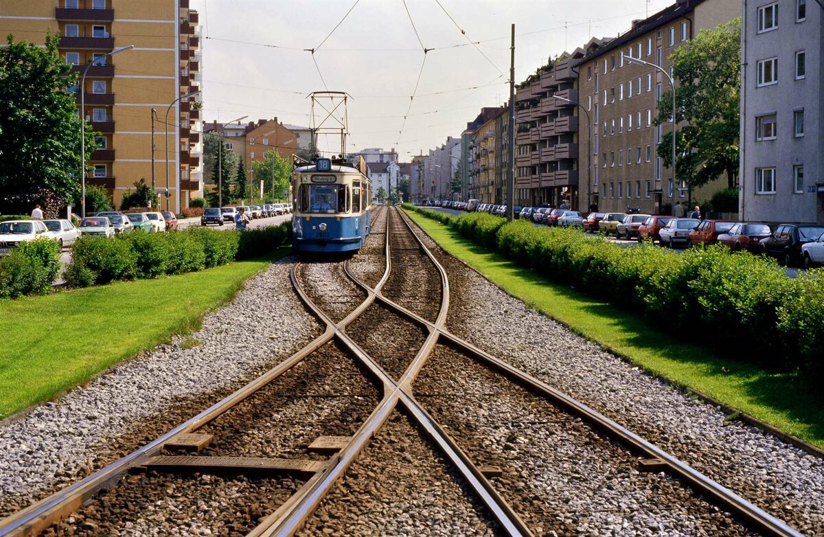 Münchener Straßenbahn, Linie 18, Wagen der Baureihe M, unmittelbar vor dem Petuelring. (Übrigens befand ich mich nicht auf den Gleisen!).  Datum leider unbekannt.
