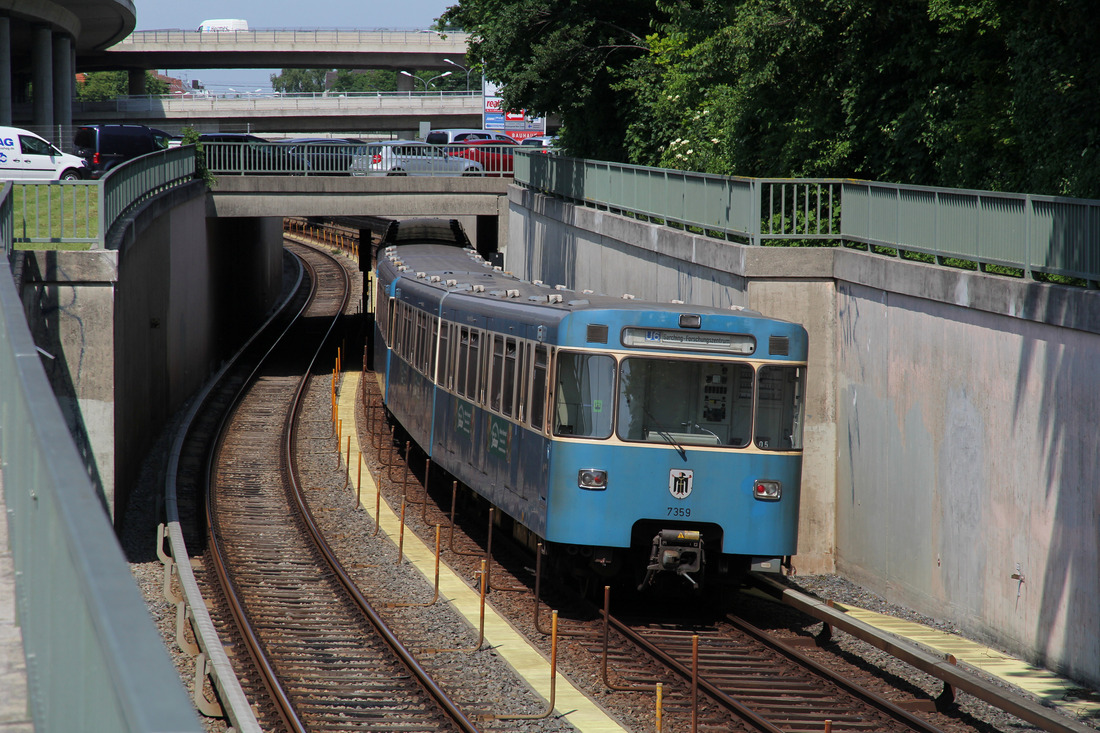 Münchner Verkehrsgesellschaft; Wagen 359 // München, unweit der Station Studentenstadt // 5. Juni 2019

