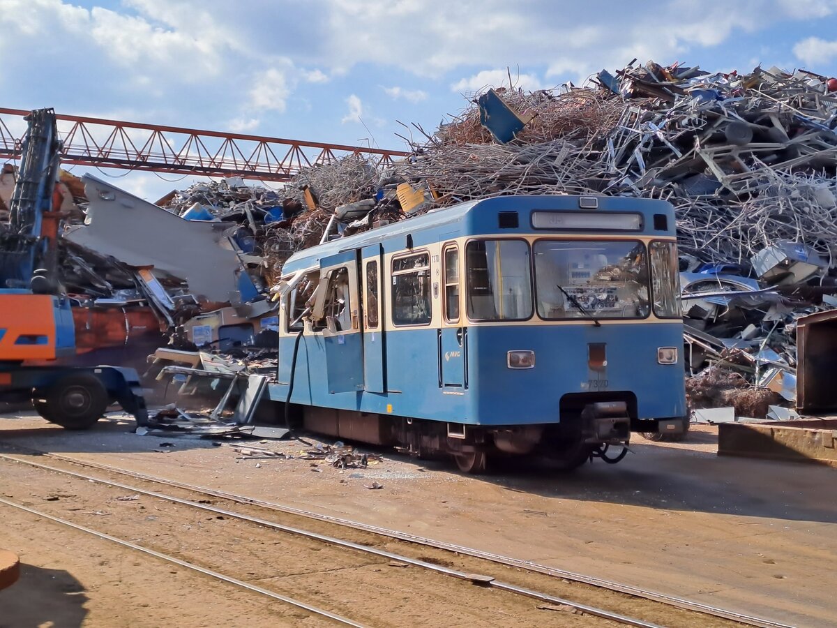 Münchner Verkehrsgesellschaft; Wagen 7370. Ein Kran hob den Wagen vom Tieflader, Sofort kam die Hydraulik Kralle an und innerhalb von 30 Minuten war nur noch das Führerhaus übrig. Spektakel am  6.April 2023 live miterlebt. Der Oberhammer.

Auf dem Gelände ist Ankauf von Altmetall usw. Also Kundenverkehr.. Stört niemand wenn man dort steht und kuckt..