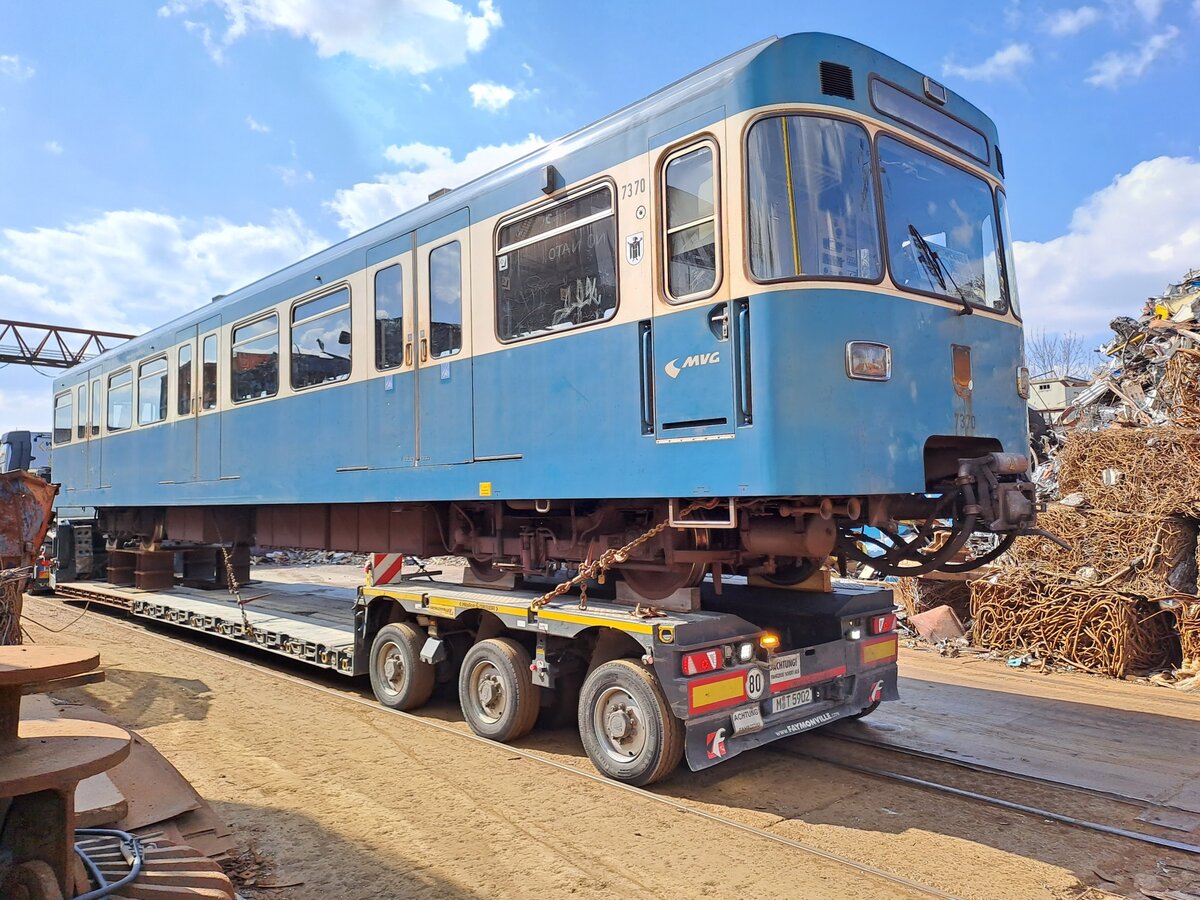 Münchner Verkehrsgesellschaft; Wagen 7370. Wir nahmen die Verfolgung auf, bis zu einem Schrotthändler östlich von München. Auf dem Gelände durften wir Zeugen der Verschrottung sein. Tolles Erlebnis am  6.April 2023.


Anmerkung für die Screener..
Auf dem Gelände ist Ankauf von Altmetall usw. Also Kundenverkehr..  Stört niemand wenn man dort steht und kuckt..
