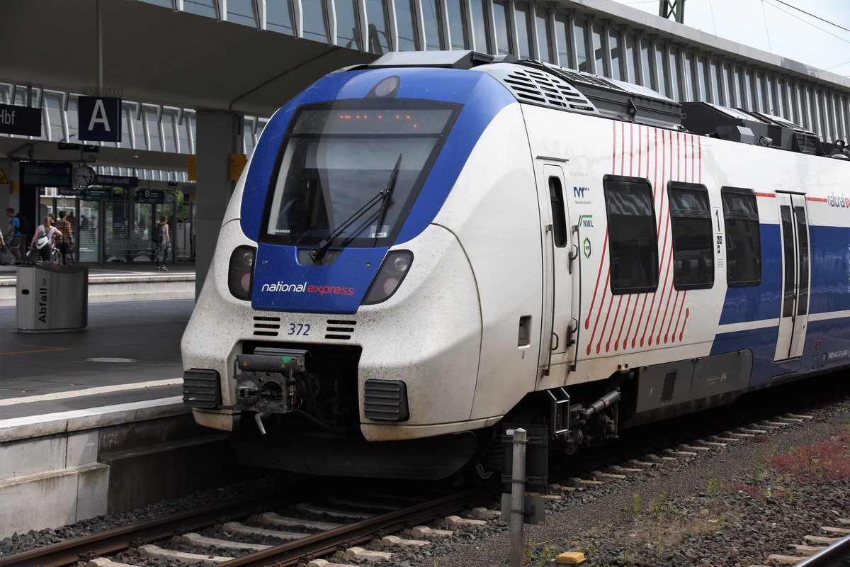 MÜNSTER, 15.06.2017, Zug 372 von national express als RE7 nach Krefeld Hbf bei der Ausfahrt aus Münster (Westf) Hbf