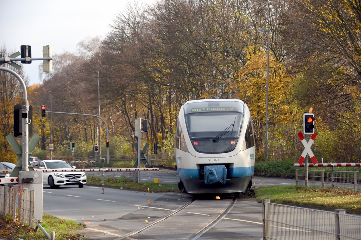 MÜNSTER, 25.11.2021, VT 1.02 a/c der Eurobahn als RB 67 (Nordrhein-Westfalen) nach Bielefeld Hbf überquert die Warendorfer Straße; Aufnahme ordnungsgemäß hinter der Fußgängerschranke