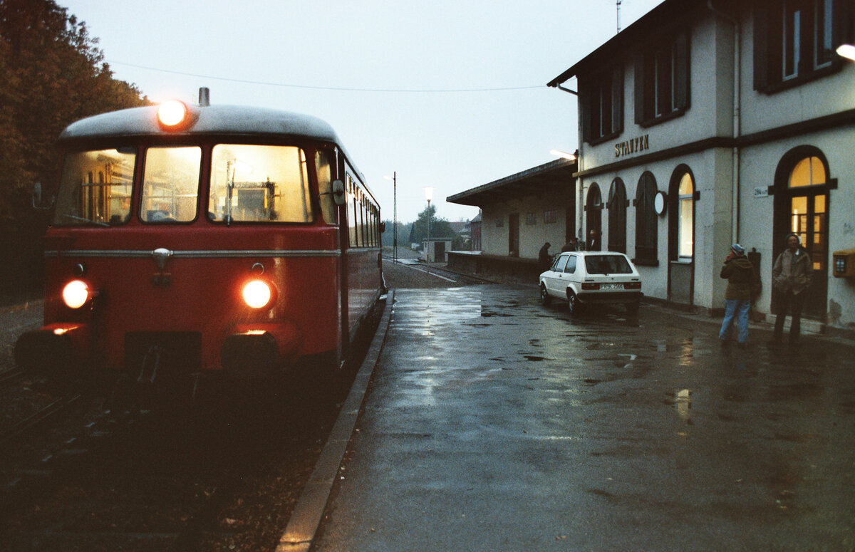 M�nstertalbahn (SWEG): So habe ich am 29.10.1983 den Bahnhof Staufen abends erlebt. MAN-Schienenbus VT 9 brachte mich vom Freiburger Hauptbahnhof dorthin.