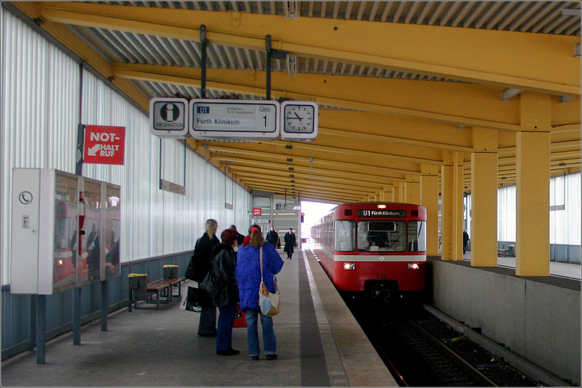 Muggenhof, Linie U1 (1970) - 

Dieser Hochbahnhof hat Seitenbahnsteige, da hier von 1970 an die Straßenbahnen im Vorlaufbetrieb fuhren. 1982 wurde die Hochbahnstrecke auf U-Bahnbetrieb umgestellt und die U-Bahn erreichte Fürth. 

04.03.2006 (M)
