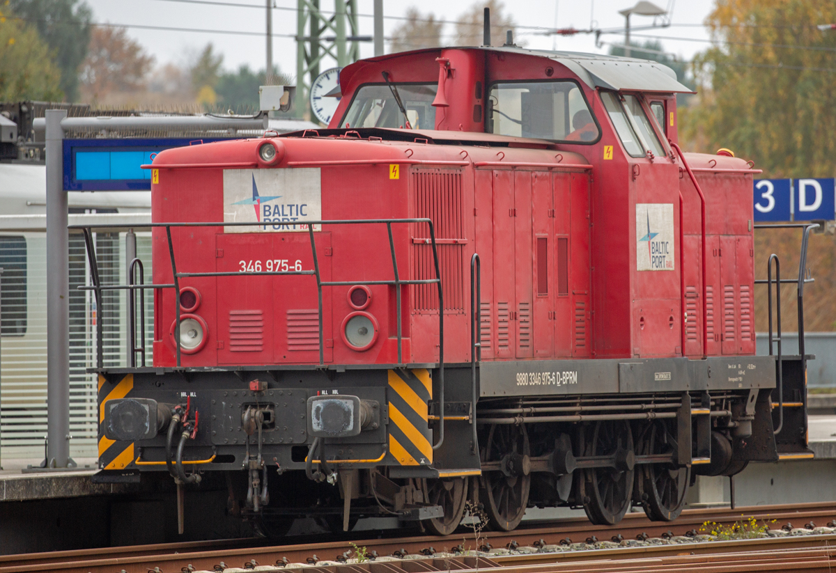 Mukran Port Lok 346 975 steht bereit für Rangierarbeiten in Bergen auf Rügen. Wegen Bauarbeiten zwischen Bergen und Mukran endete der Containerzug auf dem Bahnhof Bergen. - 09.11.2020
