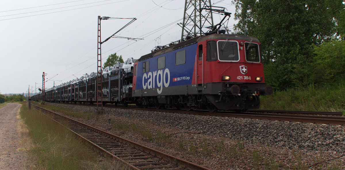 Multi Kulti - Eine Lok aus der Schweiz (421 389-8) mit Dacia Duster aus Rumänien im schönen Saarland beim Kraftwerk Ensdorf. Bahnstrecke 3230 Saarbrücken - Karthaus am 12.07.2015