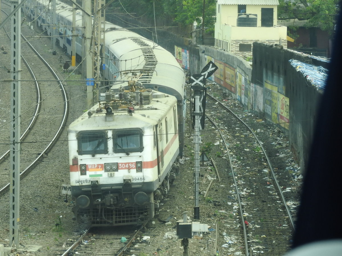 Mumbay am 01.04.2017 beim Besuch der Waschküche von Mumbay Halt auf einer Brücke
Diese BR WAP -7 der Fa. ABB dient wohl für Reisezüge.