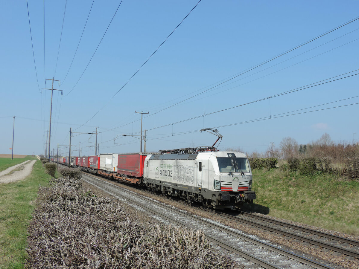 Mumpf - 25. März 2022 : Alpha Trains für TXL Werbelok 193 597  I do the job of 40 trucks  mit einem Cargo Beamer in Richtung Bözberg unterwegs.