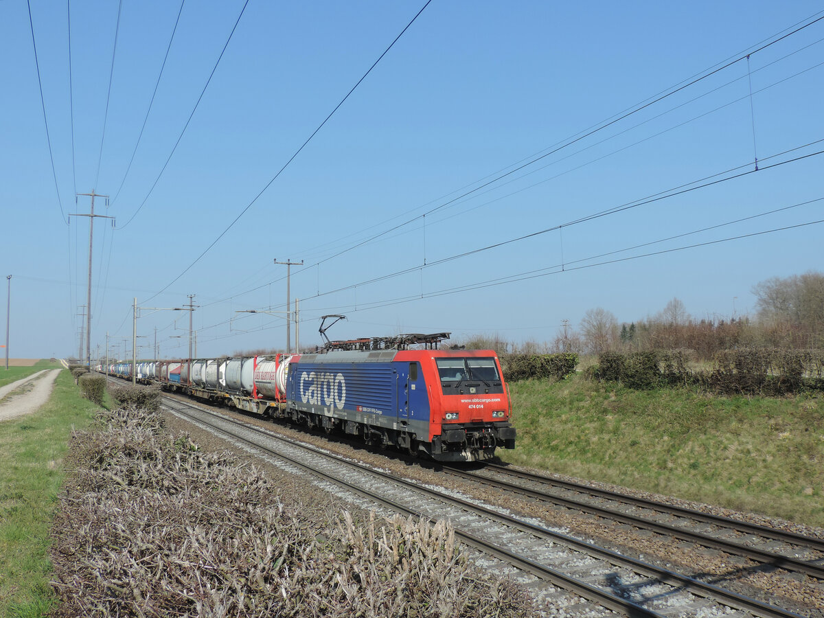 Mumpf - 25. März 2022 : Re 474 014 mit einem KLV in Richtung Bözberg unterwegs.
