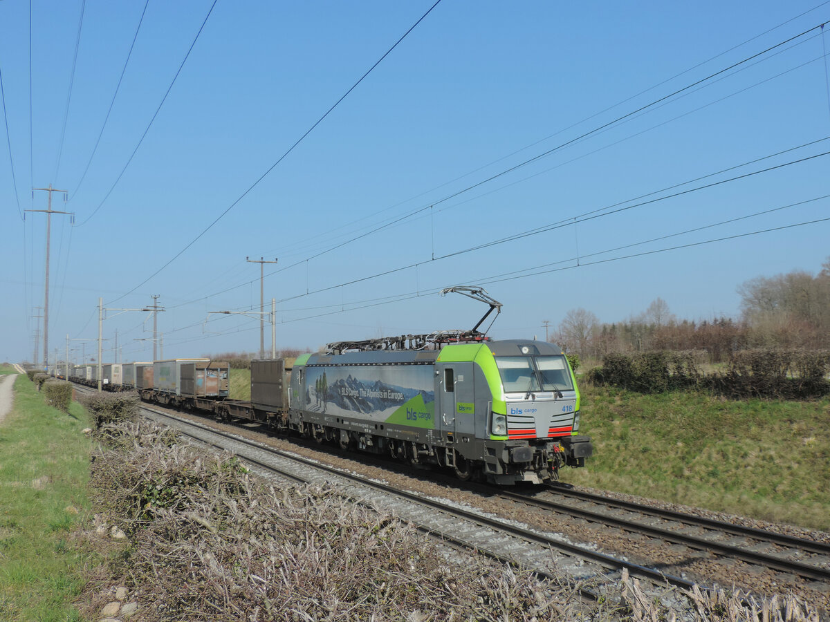 Mumpf - 25. März 2022 : Re 475 418 mit dem Ambrogio KLV in Richtung Bözberg unterwegs.