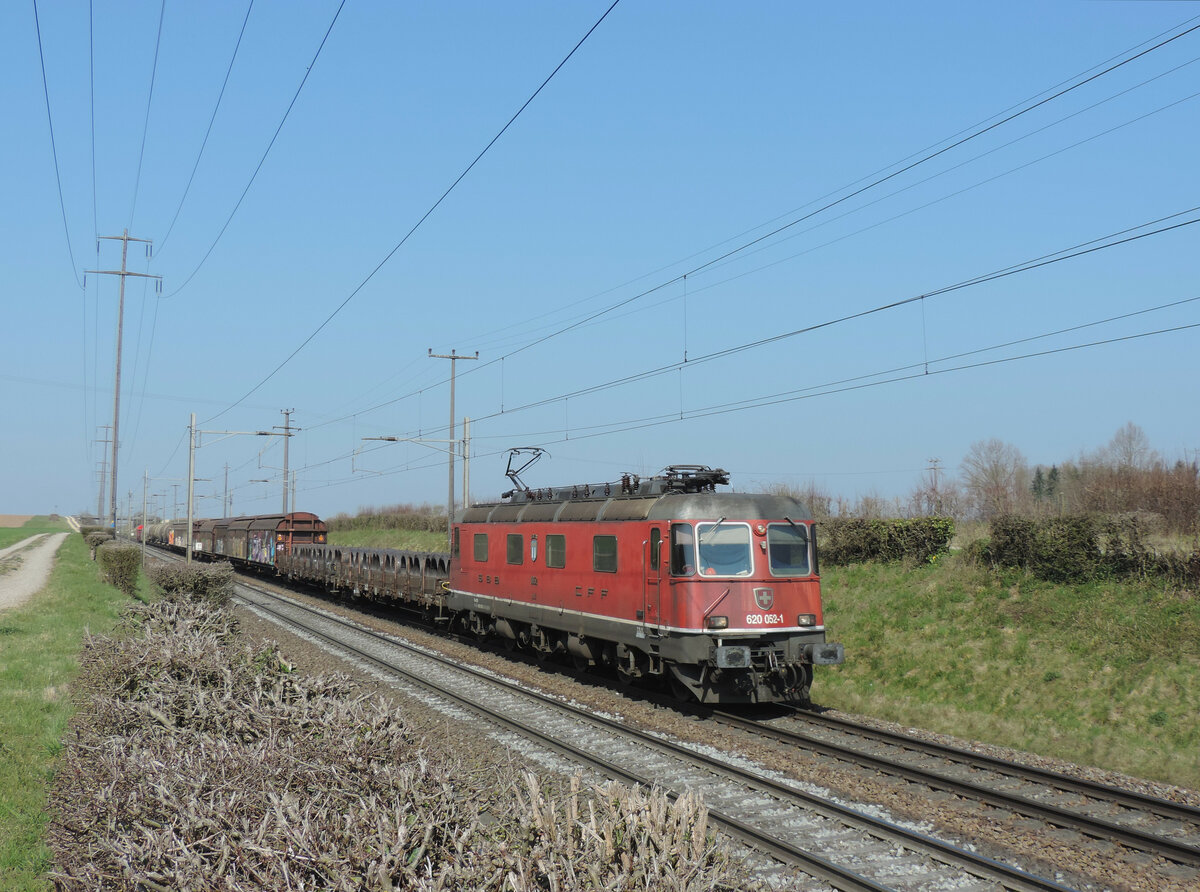 Mumpf - 25. März 2022 : Re 620 052  Kerzers  mit einem Gemichten in Richtung Bözberg unterwegs.